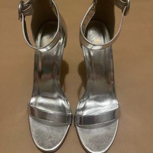 BRAND NEW silver heels in a size 9 ✨